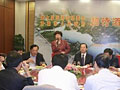 住房和城鄉(xiāng)建設(shè)部城建司副巡視員曹南燕在招待酒會(huì)上