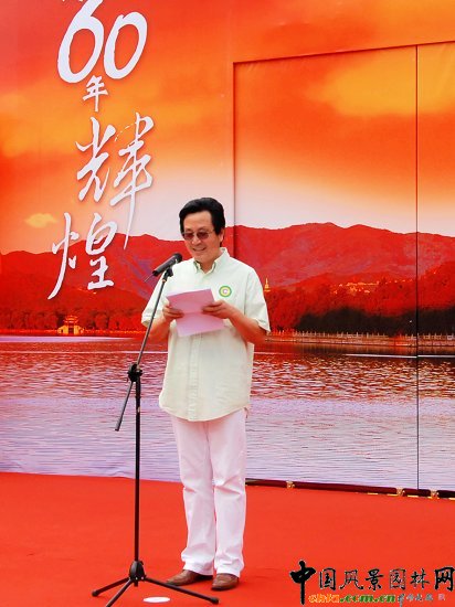 北京市公園綠地協(xié)會秘書長景長順介紹活動內(nèi)容
