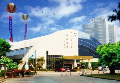 　天河大世界保齡球館坐落于廣州天河體育中心的東南部，是廣州亞運會、亞殘運會保齡球項目的比賽館。保齡球
