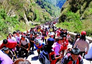 5月1日，大量游客在泰山十八盤(pán)步道上步行