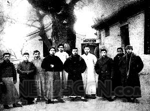 1920年1月毛澤東在陶然亭慈悲庵與部分“復(fù)學(xué)社”成員合影。