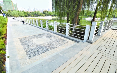 后襄河公園內用石材和鵝卵石鋪設的休閑步道