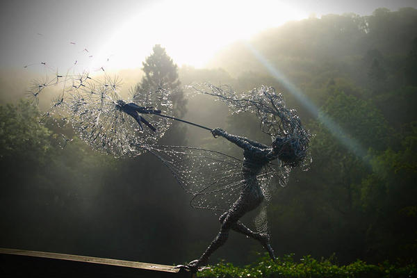 風大也美麗，Robin Wight的戲劇性金屬絲雕塑
