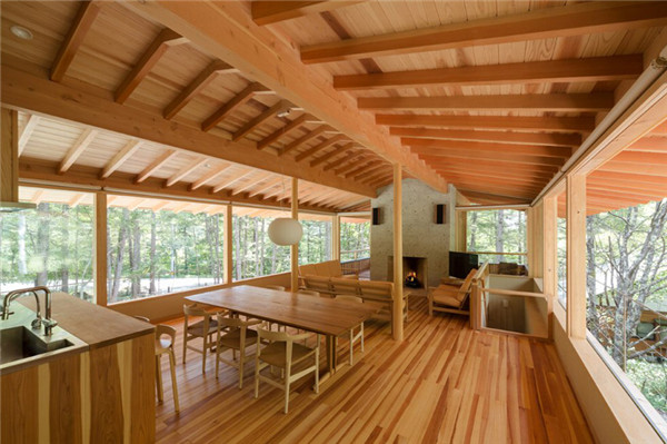 日本：混凝土基座上的林中小屋
