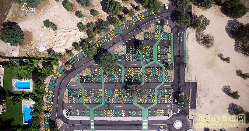 馬德里樹形結(jié)構(gòu)校園停車場景觀