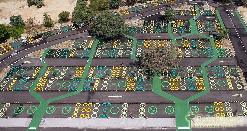 馬德里樹形結(jié)構(gòu)校園停車場景觀