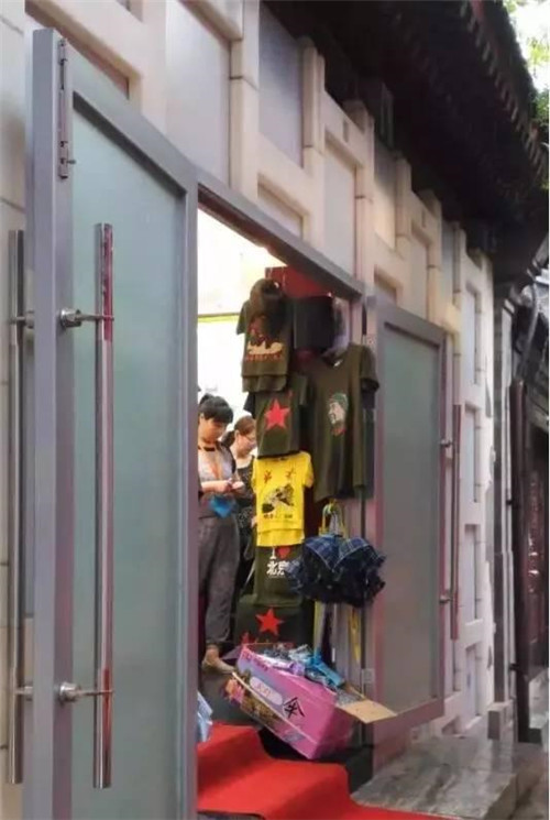 隈研吾爆改的故宮邊茶室，現竟變小商品攤！