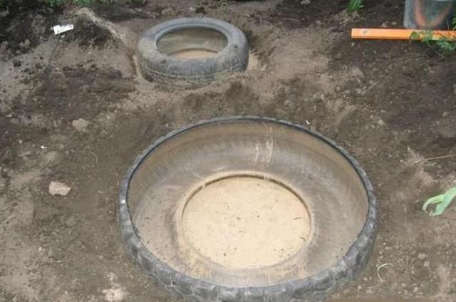 女子回收舊車胎宅院建水池