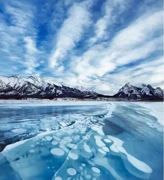 加拿大各地寒冷意外出現太陽光柱的自然景觀