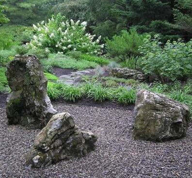 充滿藝術氣息的花園：帶有雕塑感的石頭