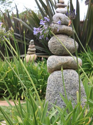 充滿藝術氣息的花園：帶有雕塑感的石頭