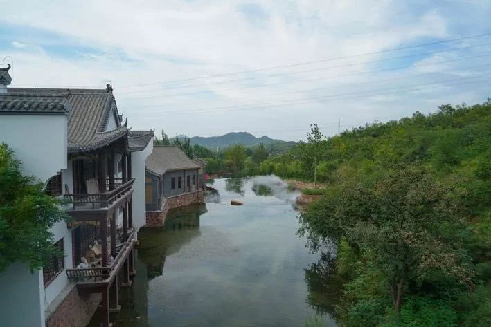 深度觀察：被房地產包圍的特色小鎮