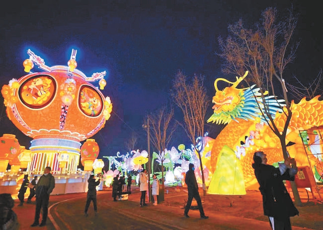 充滿中國(guó)元素展現(xiàn)鮮明特色 龍年花燈點(diǎn)亮夜京城