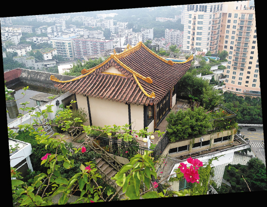 　　↑從E棟樓頂，可以看到這座廟周邊環境
