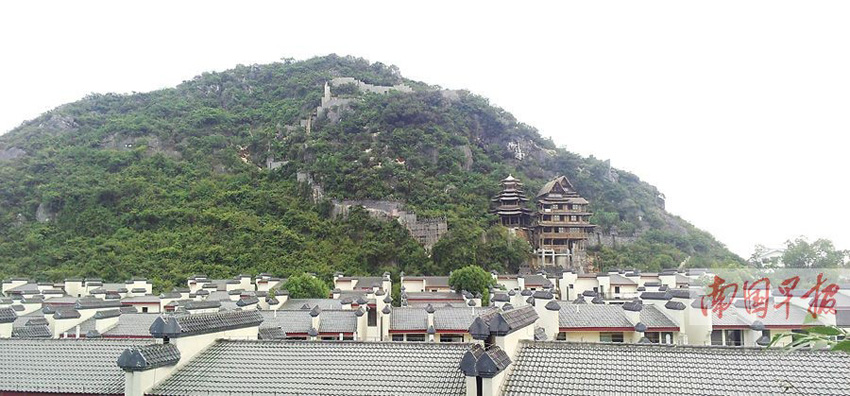 小區后山上圍出一塊山體，依山建起木樓、涼亭。