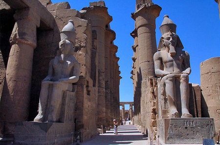 <p>　　埃及盧克索神廟（luxor temple）</p><p>　　<strong>一、埃及盧克索神廟（luxor temple）</strong></p><p>　　盧克索神廟，埃及中南部城市，坐落在開羅以南670多公里處的上埃及尼羅河畔，位于古埃及中王國和新王國的都城底比斯南半部遺址上。盧克索古跡中最引人注目的是尼羅河東岸的卡納克神廟(karnaktemple)和盧克索神廟(luxortemple)。盧克索已成為一座現代旅游城市、埃及的旅游勝地，那里彌漫著一股節日和歡快的氣氛，位于市中心的廟宇神殿給盧克索打上了特殊的標記，每年都有幾十萬游客從世界各地慕名而來。埃及人常說：“沒有到過盧克索，就不算到過埃及”。</p><p>　　盧克索神廟具有令人驚嘆的雄偉氣勢，每一根柱子都代表了法老的威嚴，置身于其中會使人暫時忘卻時間的流逝，神思萬千。這里的大部分工程是由第十八朝法老阿蒙諾菲斯三世完成的，后來的拉美西斯二世又增建了大門和庭院，并在門口豎立了六尊他的塑像，現存三尊。廟內原來有兩座尖方碑，其中一座被穆罕默德·阿里送給了法國，現在巴黎協和廣場。</p><p>　　<strong>消失原因：</strong>不斷上漲的尼羅河水正在威脅盧克索和卡納克的神廟。由于該地區附近的農田習慣粗放式灌溉，尼羅河水水位上漲，加上最近10年來，建筑鹽堿化程度加深，盧克索擁有幾千年歷史的神廟群正被不斷侵蝕。</p>