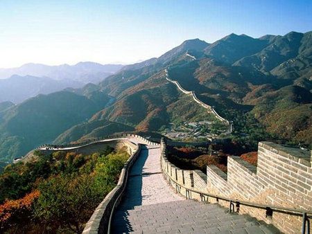 <p>　　中國八達嶺萬里長城</p><p>　　<strong>六、中國八達嶺萬里長城</strong></p><p>　　蜿蜒于中華大地上的萬里長城以其無比宏偉的雄姿久聞于世，成為中國最著名的地標式建筑。今天，長城已有近三分之二被腐蝕，加之沒有節制的旅游開發，目前對長城的保護不容樂觀。</p><p>　　八達嶺地區海拔848米，屬于季風性氣候，四季分明。區內水質優良，風景優美，并成功獲得國際ISO14001環境管理體系評語。山嶺入口處兩座高峰對恃，夾擊山下通道，正如自古以來所傳說的那樣，'居庸之險，不在關城，而在八達嶺'；'自八達嶺下視居庸關，如建瓴，如窺井'。由于地理位置的重要性，位于關溝北口也即入口的八達嶺長城就成了位于關溝中段的居庸關的前陣。</p><p>　　八達嶺長城是明代長城保存得較完整的一段。其關城建于明朝弘治十八年（1505年），東窄西寬，呈梯形，有東西二門，東門名為居庸外鎮，西門名為北門鎖鑰，兩門相距約44米，都是磚石結構。甕城面積達5000平方米，建于海拔約六百米高度之處。券洞上為平臺，南北兩面各開一豁口，接連關城城墻， 臺上四周有磚砌垛口。城墻的平均高度為約為八米，上寬約六米，下寬近七米，其墻基全由千余公斤重的花崗條石砌成，上部采用大型城磚砌筑，內填泥土和石塊， 是故墻身高大堅固。外側為垛墻，垛墻上方的垛口之下有射洞。城墻依山勢而筑，山勢陡峭處砌成梯道；山脊高地、城墻轉角或險要處則筑有堡壘式城臺、敵臺或墻臺。</p><p>　　八達嶺長城典型地表現了萬里長城雄偉險峻的風貌。作為北京的屏障，這里山巒重疊，形勢險要。氣勢極其磅礴的城墻南北盤旋延伸于群巒峻嶺之中，視野所及，不見盡頭。依山勢向兩側展開的長城雄峙危崖，陡壁懸崖上古人所書的'天險'二字，確切的概括了八達嶺位置的軍事重要性。</p><p>　　<strong>消失原因：</strong>旅游破壞、自然腐蝕</p>